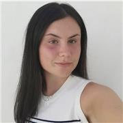 Profesora titulada en euskera, la cual ha realizado sus estudios desde primaria hasta bachillerato en euskera.